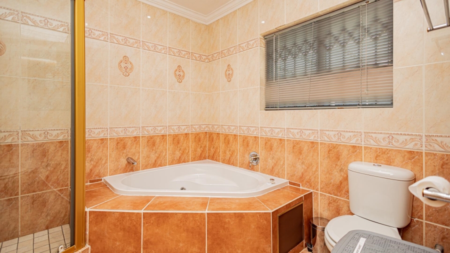 7 Bedroom Property for Sale in Plattekloof Western Cape